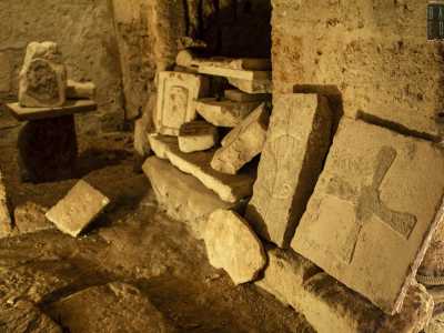nel quale sono conservati tavolette riportanti alcuni simboli ecclesiastici, un focolare...